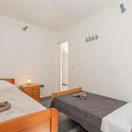 בית נופש Lovely Home In Grebastica With Wifi