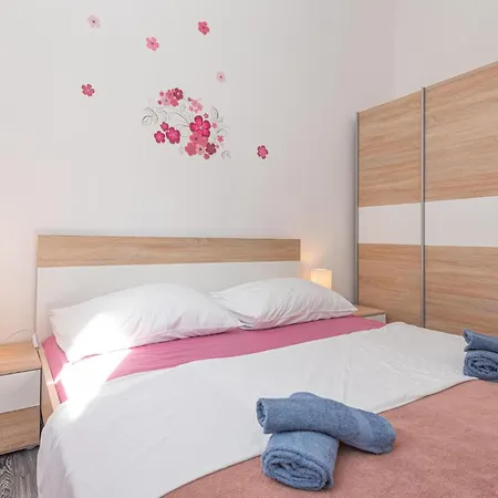 4 Bedroom Amazing In Grebaštica