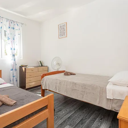 Lovely Home In Grebastica With Wifi בית נופש