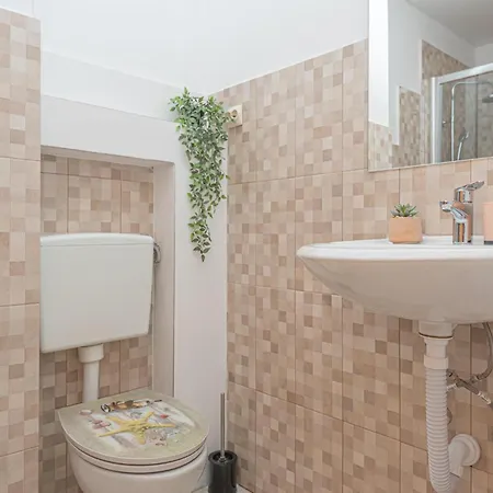 Lovely Home In Grebastica With Wifi *