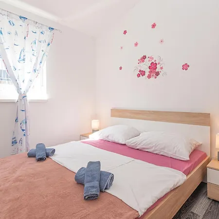 4 Bedroom Amazing In Grebaštica