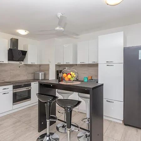 בית נופש Lovely Home In Grebastica With Wifi *