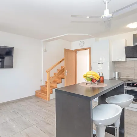 Lovely Home In Grebastica With Wifi בית נופש Grebaštica
