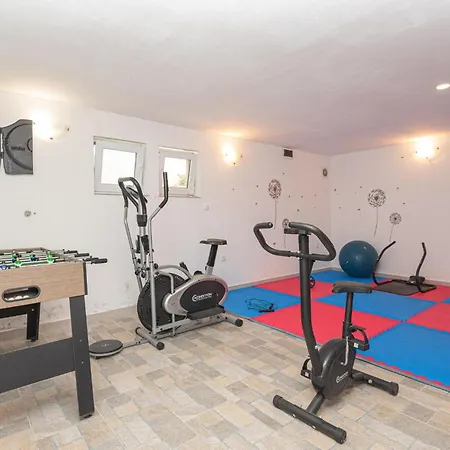 בית נופש Lovely Home In Grebastica With Wifi *