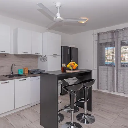 Lovely Home In Grebastica With Wifi בית נופש