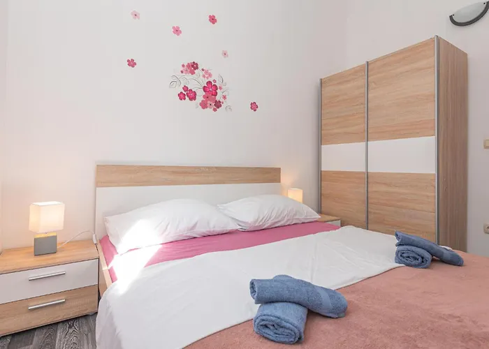 4 Bedroom Amazing In Grebaštica