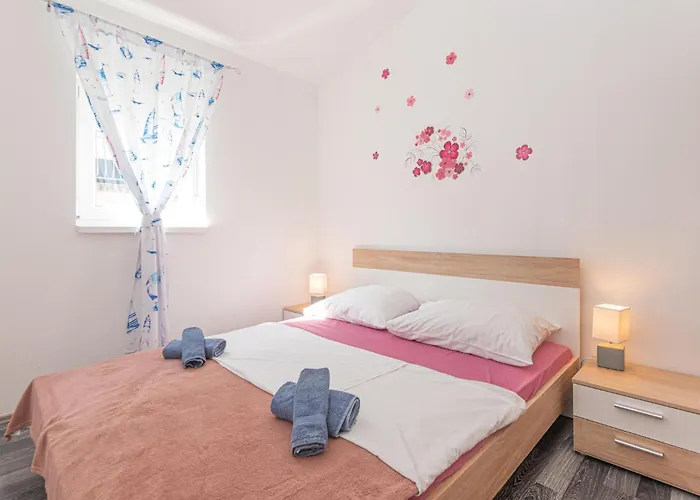 4 Bedroom Amazing In Grebaštica