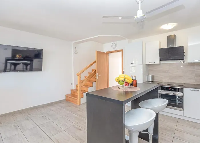 4 Bedroom Amazing In 펜션 Grebaštica