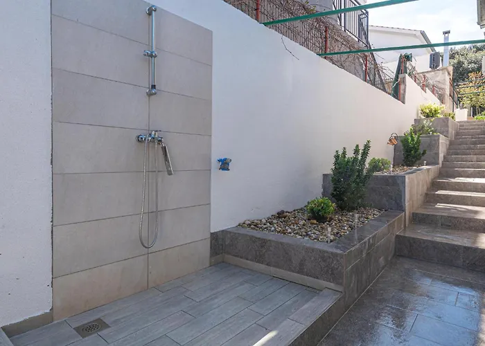 4 Bedroom Amazing In 別荘 Grebaštica